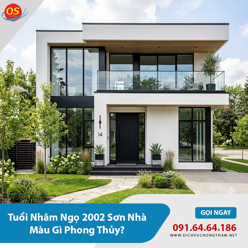Cửa chính màu đen kết hợp tường trắng tạo điểm nhấn mạnh mẽ và hiện đại cho mặt tiền.